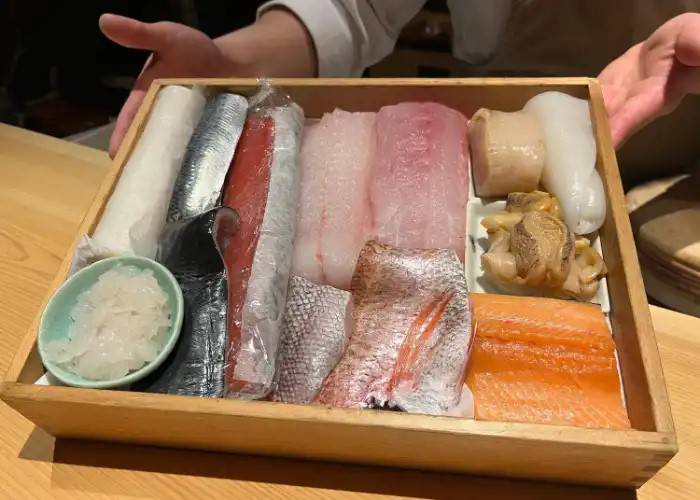 An exquisite serving platter of seafood at Katamachi Koryouri Sushi Sho, featuring a selection of high-quality fish meat.